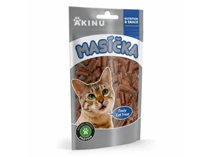 Akinu Masíčka Jehněčí kousky pro kočky (204815) — packshot solo na bílém, náklon 15° (levá strana vpředu) replikovaný podle referenčního packshotu SKU 282033.